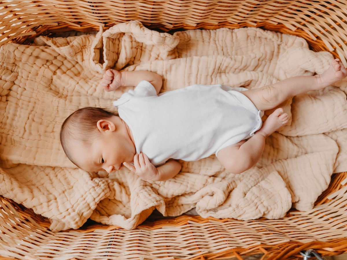 1. Como criar uma rotina de sono eficaz para bebês
2. O ambiente ideal para o sono do seu recém-nascido
3. Técnicas seguras para transferir o bebê do colo para o berço
4. Construindo a confiança do bebê com o berço
5. Sinais de sono do bebê: quando colocá-lo para dormir