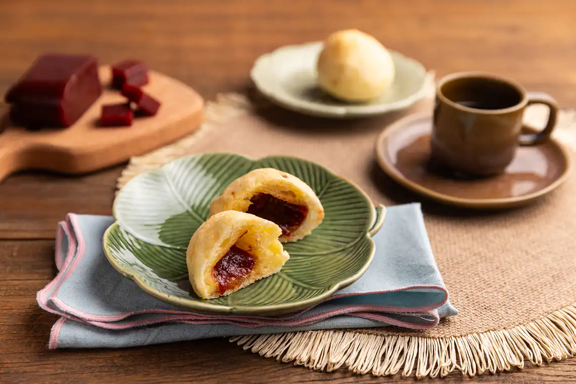 como fazer pão de queijo recheado com goiabada