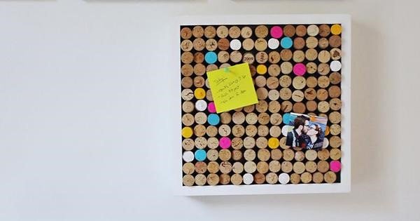 como fazer quadro de avisos com rolha