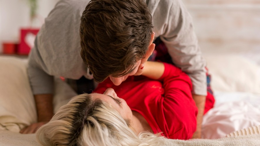 5 ideias de títulos:
1. Desperte a Paixão: Guia Completo para Inovar no Sexo a Dois
2. Rotina no Quarto? 7 Estratégias Infalíveis para Renovar a Intimidade
3. Além do Básico: Como Explorar Novas Sensações e Prazeres Sexuais
4. Comunicação e Criatividade: Os Pilares para um Sexo Mais Intenso
5. Brinquedos