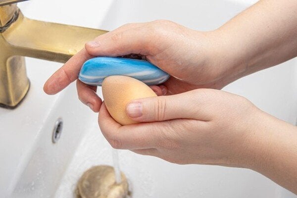 5 ideias de títulos:
1. Guia Completo: Como Lavar Sua Esponja de Maquiagem e Prolongar Sua Vida Útil
2. Os Perigos de Não Limpar Sua Esponja de Maquiagem: Um Alerta de Saúde
3. Métodos Rápidos e Eficazes para Higienizar Sua Esponja de Maquiagem
4. Esponja de Maquiagem: Quando é Hora de Trocar e Como Fazer a Limpeza Correta
5. Dicas de Especialistas: O Que Usar Para Limpar Sua Esponja de Maquiagem