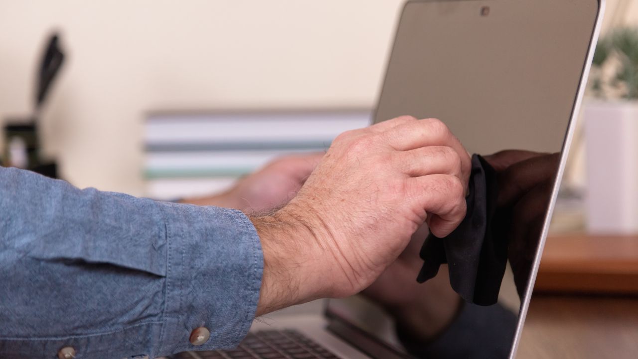 como limpar a tela do tablet