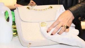 erros comuns ao limpar bolsa de couro branca