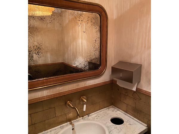 como limpar espelho de banheiro muito sujo e manchado