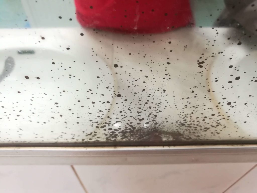 como limpar espelho manchado