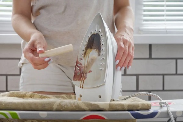 como limpar o ferro de passar a seco