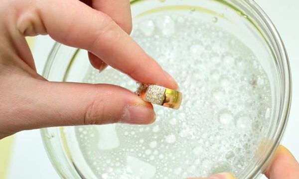 Como evitar riscos e danos ao limpar suas joias de ouro com pedras