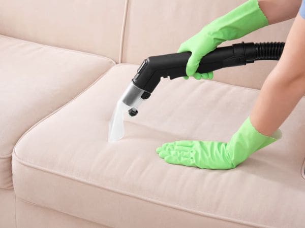 como limpar sofa a seco em casa