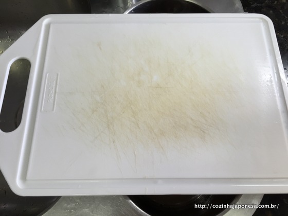 como limpar tabua de carne de madeira