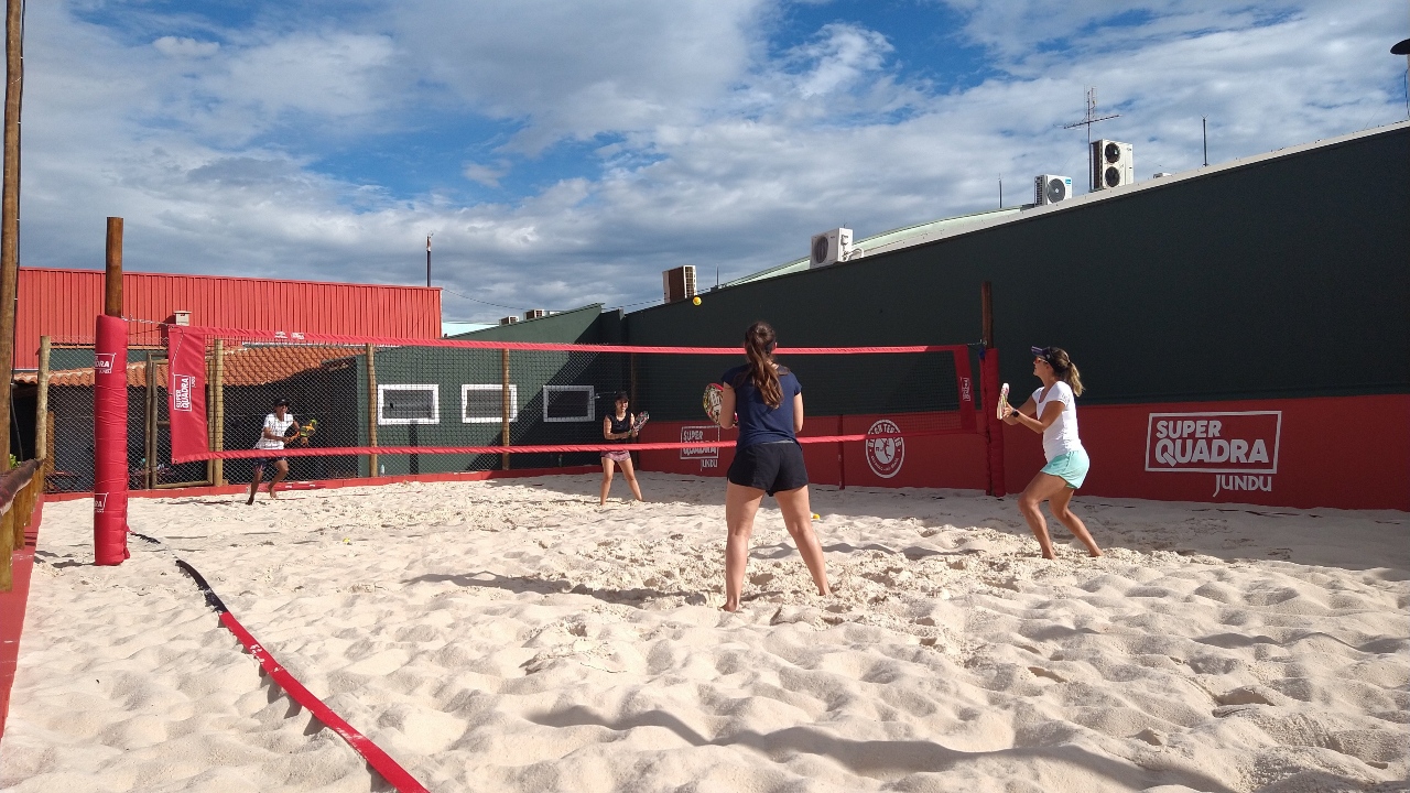 como montar uma quadra de beach tennis