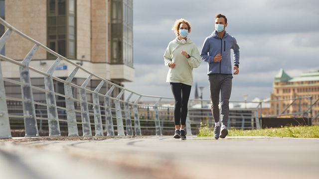 5 Títulos para Posts sobre Esporte e Saúde Mental:
1. Como o Exercício Físico Combate a Depressão: A Ciência por Trás dos Benefícios.
2. Depressão Leve a Moderada: Por Que o Esporte Pode Ser Seu Melhor Aliado?
3. Guia Completo: Atividades Físicas Ideais para Melhorar o Humor e a Autoestima.
4. Reduza o Isolamento Social e Melhore sua Saúde Mental com Esportes Coletivos.
5. A Rotina do Exercício: Como Criar Hábitos Saudáveis para Lidar com a Depressão.