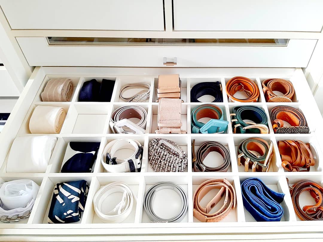 como organizar cintos e gravatas