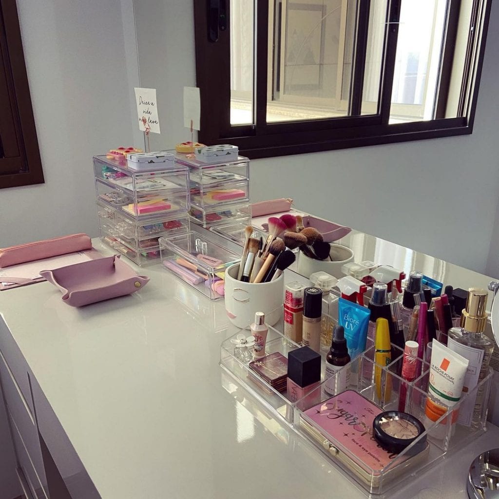 como organizar maquiagens na penteadeira pequena