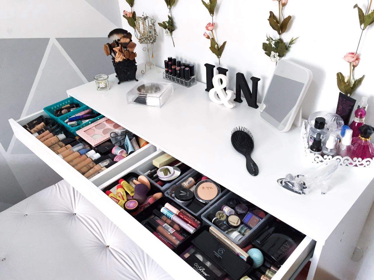 quanto custa montar uma penteadeira de maquiagem pequena