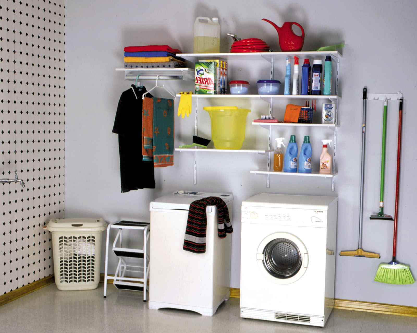 Transforme sua Lavanderia: Dicas para Otimizar o Espaço Vertical e Manter Tudo em Ordem
