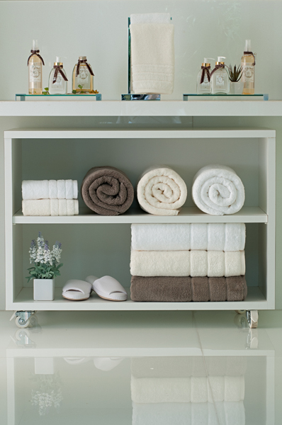 como organizar toalhas no banheiro