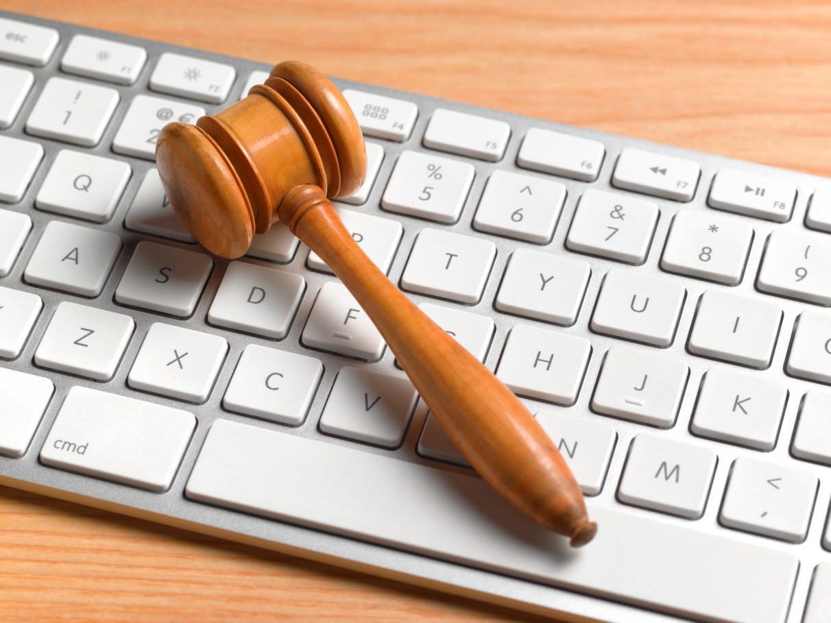 1. Como identificar URLs para remoção judicial. 2. O papel do advogado especialista em Direito Digital. 3. Desindexação vs. Exclusão: Entenda a diferença. 4. Direito ao esquecimento: Limites e aplicações. 5. Procedimentos para remoção de conteúdo contra menores.