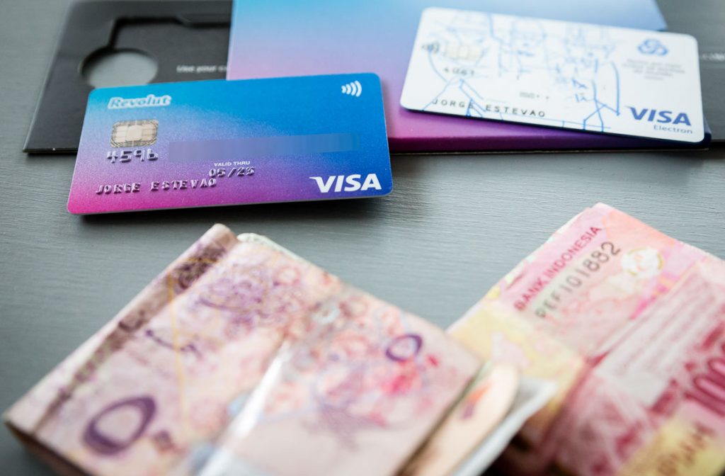 Saque sem cartão no exterior: Guia completo para Wise e Nomad