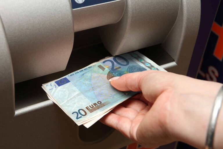 Entenda as taxas ocultas dos caixas eletrônicos no exterior