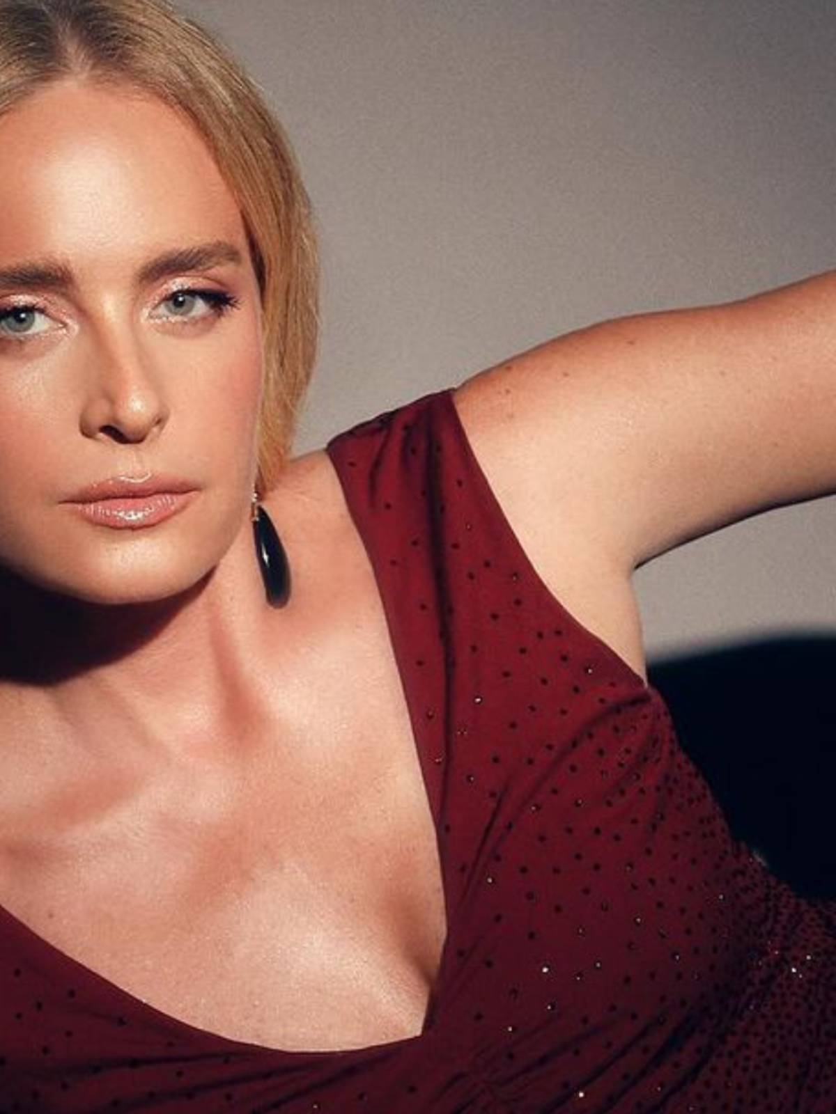 Tecidos e Cores Ideais para Festas de 50 Anos: O Guia da Elegância