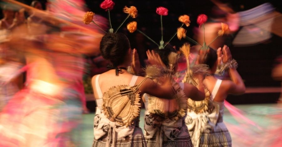 Vestidos de Verão: Opções Fluidas para Festas Tropicais e Luau