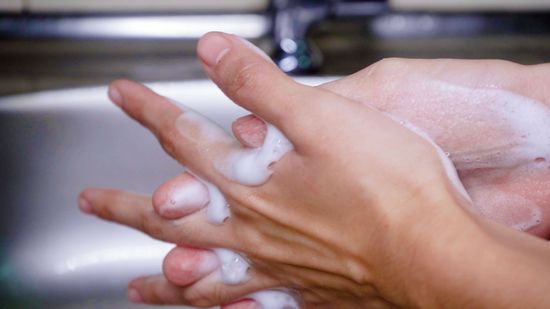 Guia Completo: Como Prevenir Acidentes com Super Bonder; Acetona vs. Óleo: Qual o Melhor para Remover Super Bonder da Pele?; Mitos e Verdades sobre a Remoção de Super Bonder; Primeiros Socorros para Contato com Super Bonder em Áreas Sensíveis; Dicas Essenciais para Proteger Roupas e Superfícies da Cola Instantânea