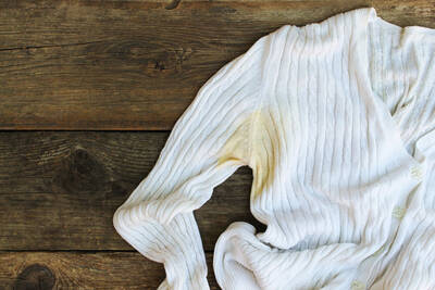 erros comuns ao tentar tirar mancha de desodorante da camisa