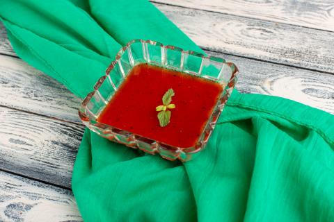 O que fazer quando a mancha de molho de tomate seca na roupa?