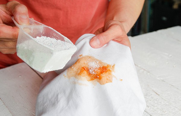 Dicas de ouro para evitar que manchas de molho de tomate estraguem suas roupas