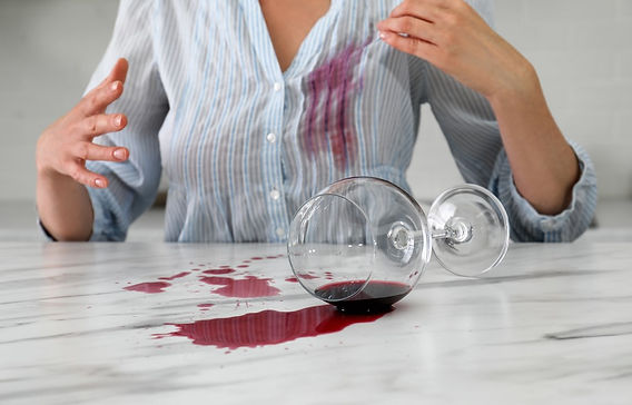 Produtos eficazes para manchas de vinho em tecidos coloridos