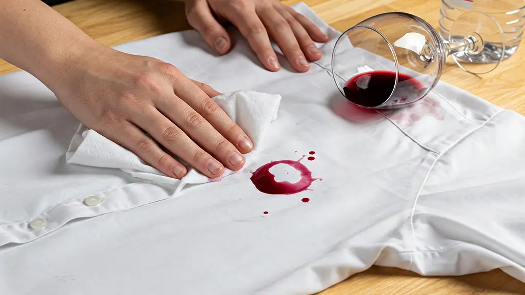 Como salvar roupas brancas manchadas de vinho