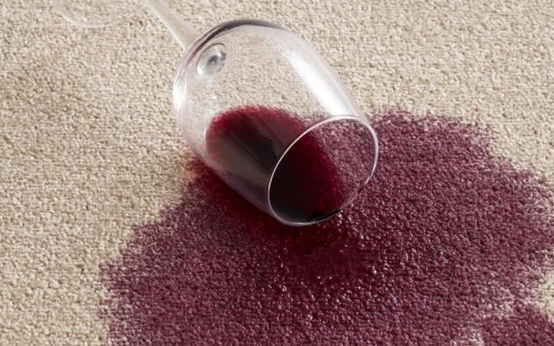 Vinho Tinto: O Inimigo da Sua Toalha e Como Vencê-lo Rapidamente