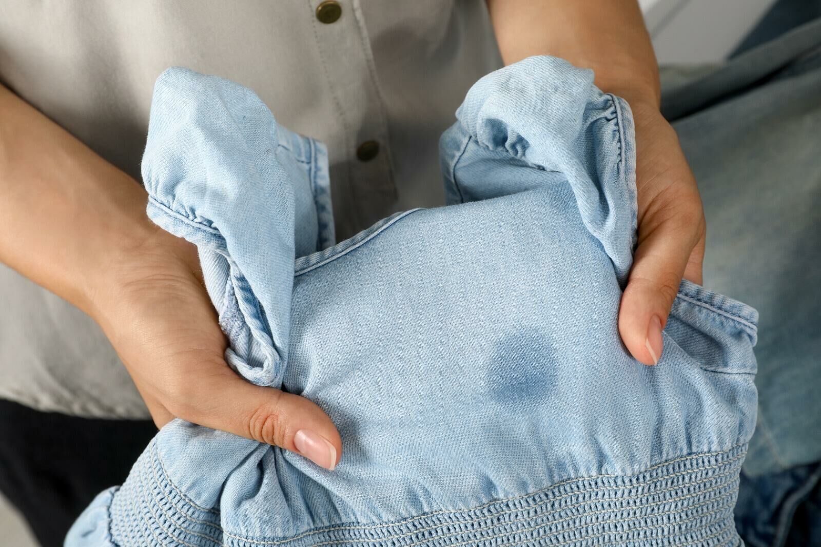 como tirar manchas de amaciante da roupa