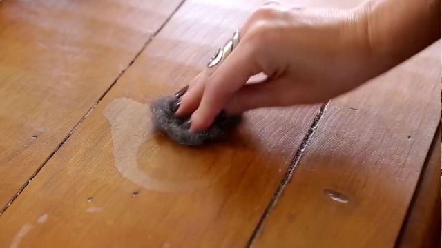 Como proteger seus móveis de madeira contra manchas