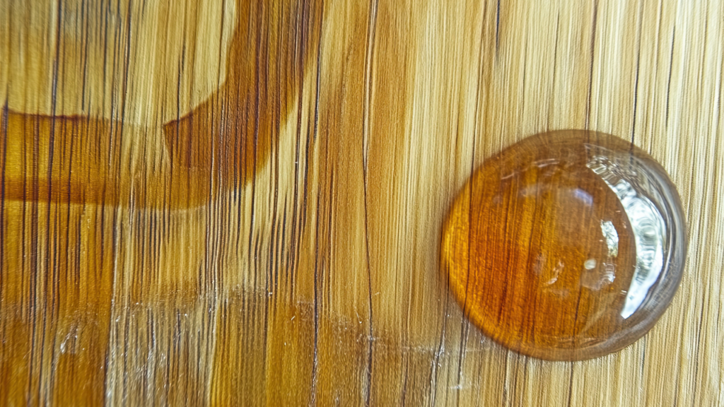 A diferença entre limpar madeira maciça e MDF