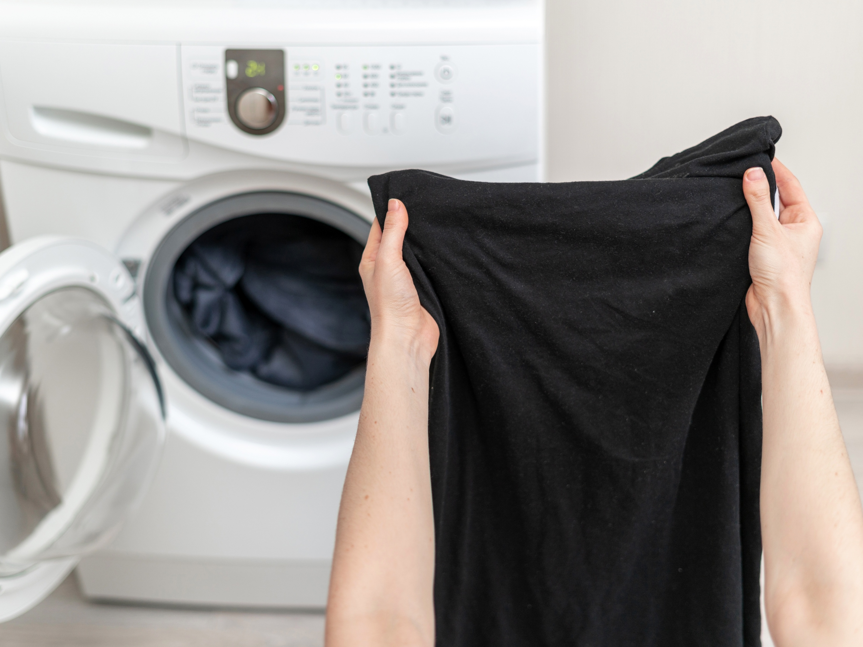 melhores truques caseiros para remover manchas roupa preta