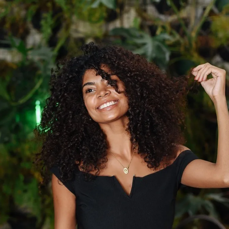 O Guia Completo: Como Controlar o Frizz no Cabelo Cacheado