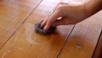 Cera de Carnaúba vs. Polimento: Qual o Melhor Acabamento para Seus Móveis?