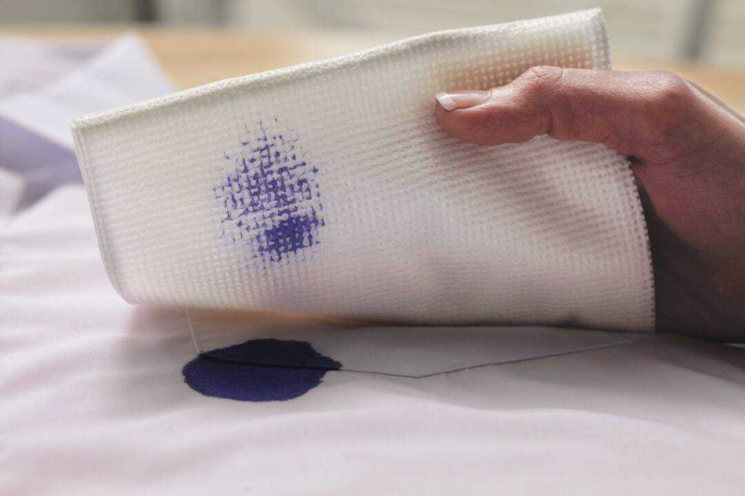 Como remover manchas de caneta de diferentes tipos de tecido