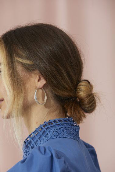 coque baixo ou alto para cabelo curto