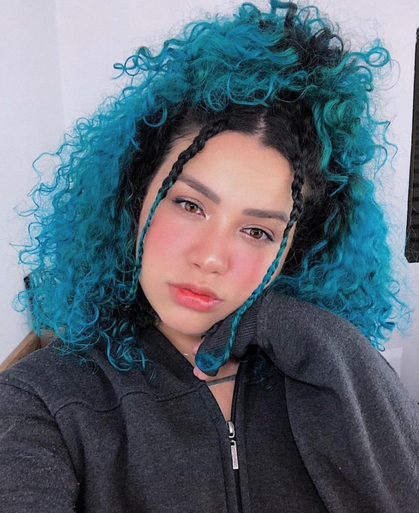 5 ideias de títulos:
1. Desvendando as Cores que Mais Valorizam seu Cabelo Cacheado em 2026
2. Guia Completo: Como Colorir Cabelos Cacheados Sem Danificar os Fios
3. De Loiro Mel a Ruivo Vibrante: As Tendências de Cores para Cachos
4. Cabelo Cacheado Colorido: Dicas Essenciais de Manutenção e Saúde
5. Transformação Capilar: Escolhendo a Cor Perfeita para Seus Cachos