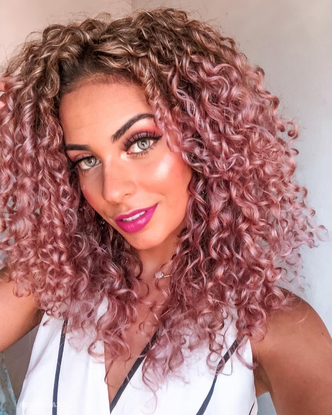 5 ideias de títulos:
1. Desvendando as Cores que Mais Valorizam seu Cabelo Cacheado em 2026
2. Guia Completo: Como Colorir Cabelos Cacheados Sem Danificar os Fios
3. De Loiro Mel a Ruivo Vibrante: As Tendências de Cores para Cachos
4. Cabelo Cacheado Colorido: Dicas Essenciais de Manutenção e Saúde
5. Transformação Capilar: Escolhendo a Cor Perfeita para Seus Cachos