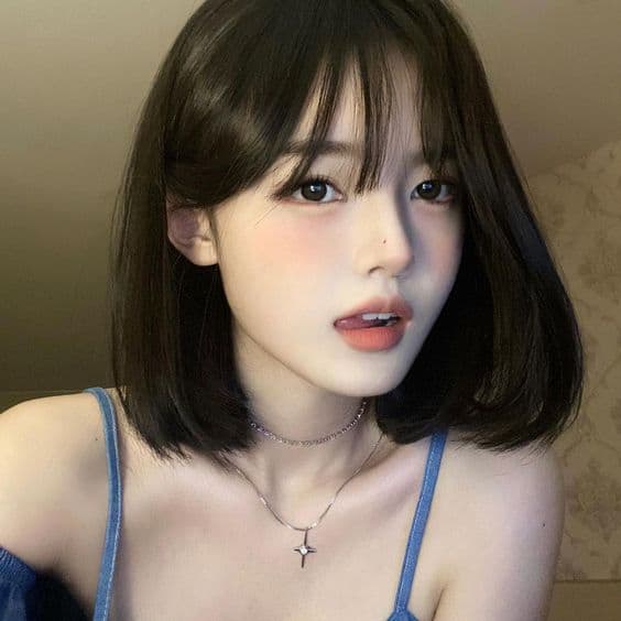 Guia Completo do Hush Cut Coreano: Volume e Leveza para seus Fios; Corte Coreano 'Dois em Um': A Versatilidade que Você Precisa em um Cabelo Curto; Shaggy Bob Coreano: Como Adotar a Tendência Despojada e Moderna; Franjas Coreanas: O Toque Essencial para seu Cabelo Curto Estilo K-Beauty; K-Beauty para Cabelos Curtos: Segredos Coreanos para Fios Saudáveis e Brilhantes