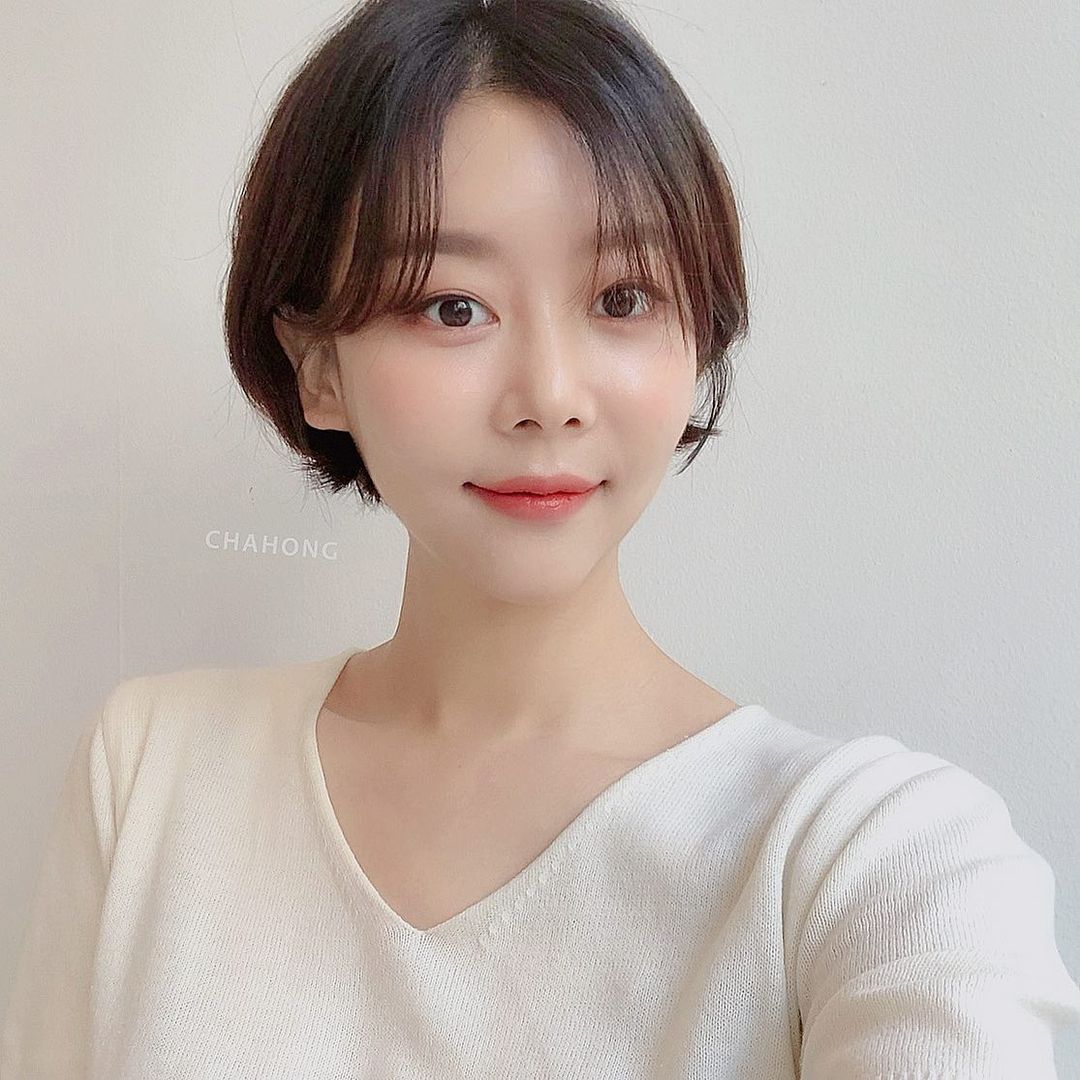 Guia Completo do Hush Cut Coreano: Volume e Leveza para seus Fios; Corte Coreano 'Dois em Um': A Versatilidade que Você Precisa em um Cabelo Curto; Shaggy Bob Coreano: Como Adotar a Tendência Despojada e Moderna; Franjas Coreanas: O Toque Essencial para seu Cabelo Curto Estilo K-Beauty; K-Beauty para Cabelos Curtos: Segredos Coreanos para Fios Saudáveis e Brilhantes