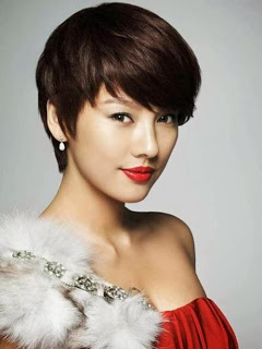 Guia Completo do Hush Cut Coreano: Volume e Leveza para seus Fios; Corte Coreano 'Dois em Um': A Versatilidade que Você Precisa em um Cabelo Curto; Shaggy Bob Coreano: Como Adotar a Tendência Despojada e Moderna; Franjas Coreanas: O Toque Essencial para seu Cabelo Curto Estilo K-Beauty; K-Beauty para Cabelos Curtos: Segredos Coreanos para Fios Saudáveis e Brilhantes