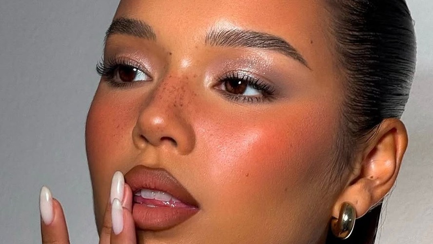 Dicas de Especialistas para Aplicar Blush e Conseguir o Efeito Desejado
