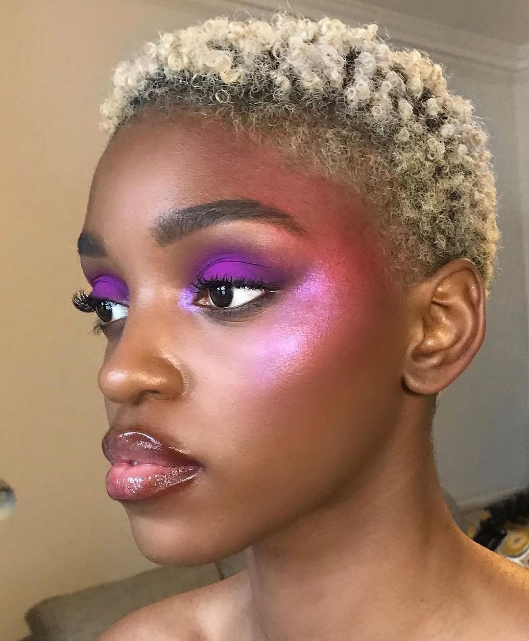 Como Escolher o Blush Perfeito para o Seu Tom de Pele