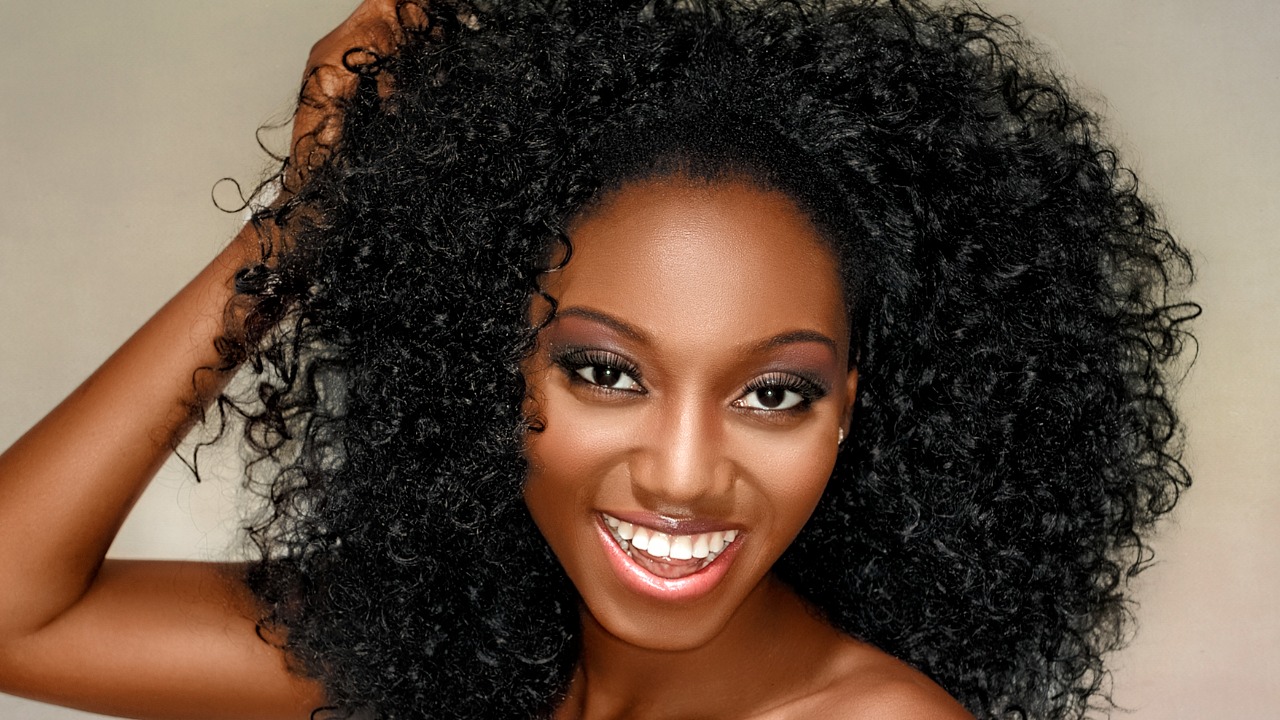 Guia Completo: Como Escolher a Cor de Cabelo Ideal para Seu Subtom de Pele Morena; Morena Iluminada: Tendências de Tons de Mel e Caramelo para 2025; Cabelos Ruivos para Morenas: Descubra os Tons de Marsala e Cobre que Realçam sua Beleza; Preto Intenso e Azulado: O Poder da Coloração para Peles Negras; Cronograma Capilar Pós-Coloração: Mantenha a Saúde e o Brilho dos Seus Fios Morenos