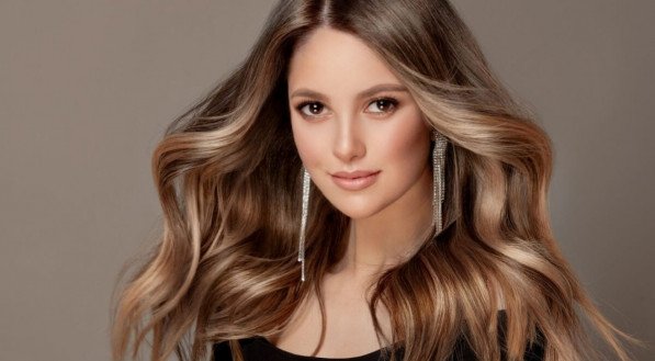 Guia Completo: Como Escolher a Cor de Cabelo Ideal para Seu Subtom de Pele Morena; Morena Iluminada: Tendências de Tons de Mel e Caramelo para 2025; Cabelos Ruivos para Morenas: Descubra os Tons de Marsala e Cobre que Realçam sua Beleza; Preto Intenso e Azulado: O Poder da Coloração para Peles Negras; Cronograma Capilar Pós-Coloração: Mantenha a Saúde e o Brilho dos Seus Fios Morenos