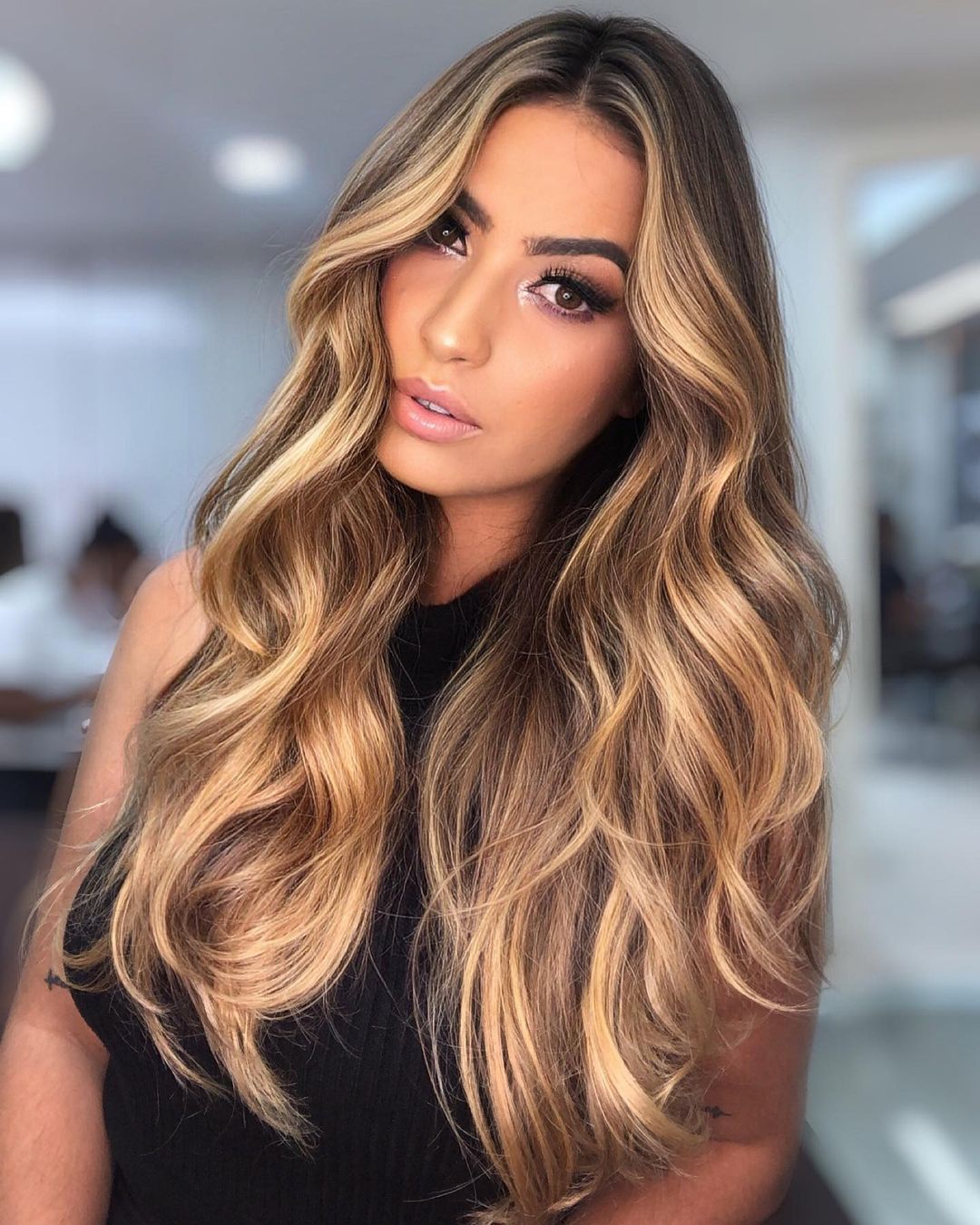 Guia Completo: Como Escolher a Cor de Cabelo Ideal para Seu Subtom de Pele Morena; Morena Iluminada: Tendências de Tons de Mel e Caramelo para 2025; Cabelos Ruivos para Morenas: Descubra os Tons de Marsala e Cobre que Realçam sua Beleza; Preto Intenso e Azulado: O Poder da Coloração para Peles Negras; Cronograma Capilar Pós-Coloração: Mantenha a Saúde e o Brilho dos Seus Fios Morenos